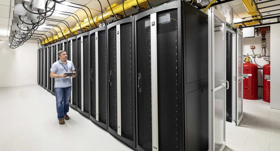 Experto gestionando la seguridad y gobernanza de datos